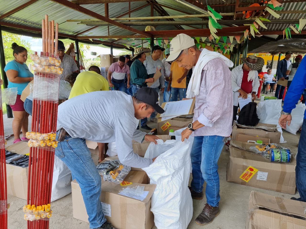 Ganaderos de Bolívar reciben insumos y herramientas para mejorar su producción
