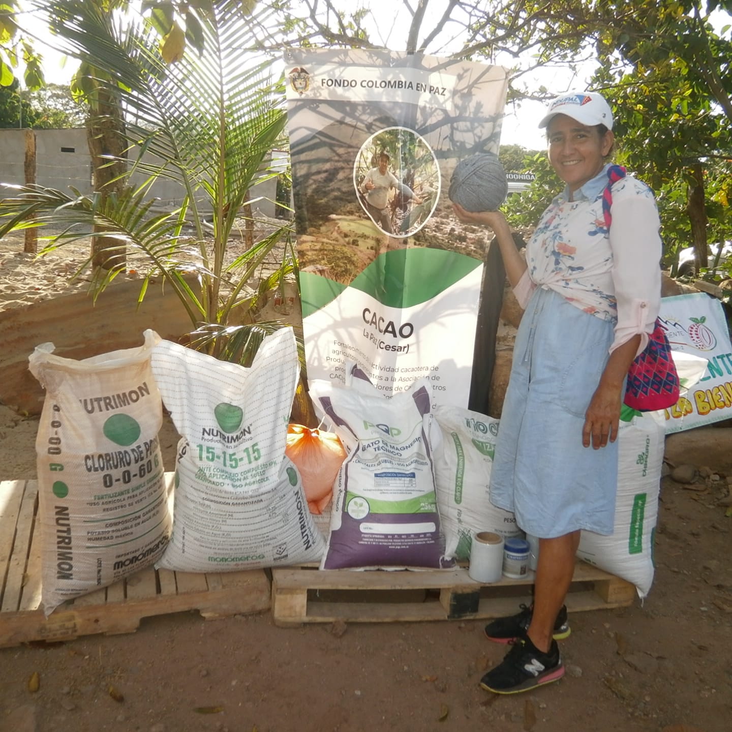 Familias campesinas reciben insumos y asistencia técnica para producir cacao de alta calidad e impulsar su comercialización asociativa