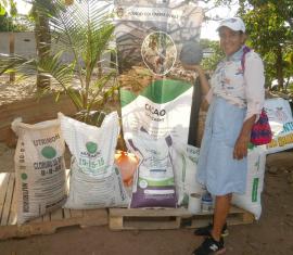 Familias campesinas reciben insumos y asistencia técnica para producir cacao de alta calidad e impulsar su comercialización asociativa